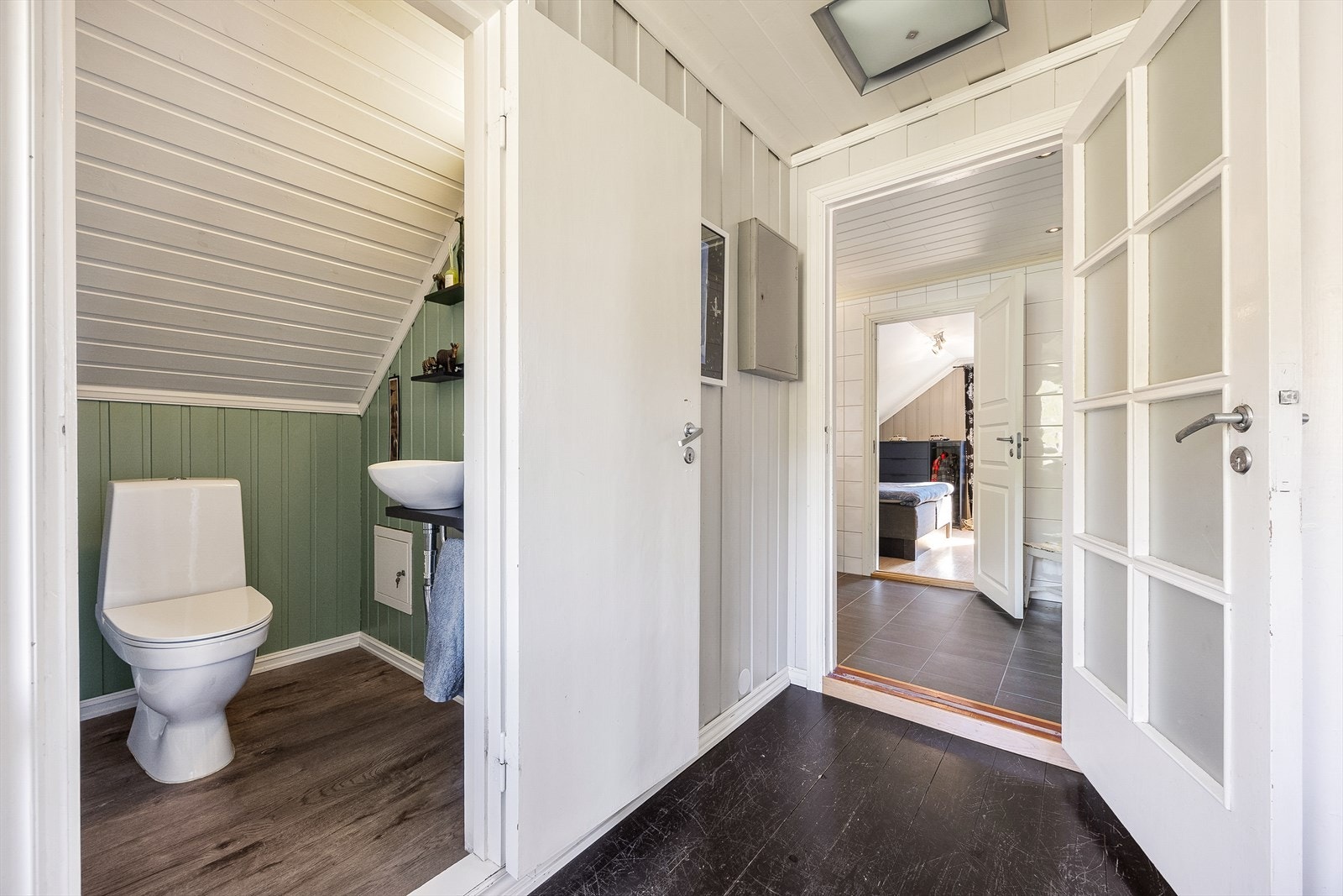 I tillegg til et fint bad og et separat wc-rom i loftsetasjen, har boligen et eget vaskerom i underetasjen. Galleribilde