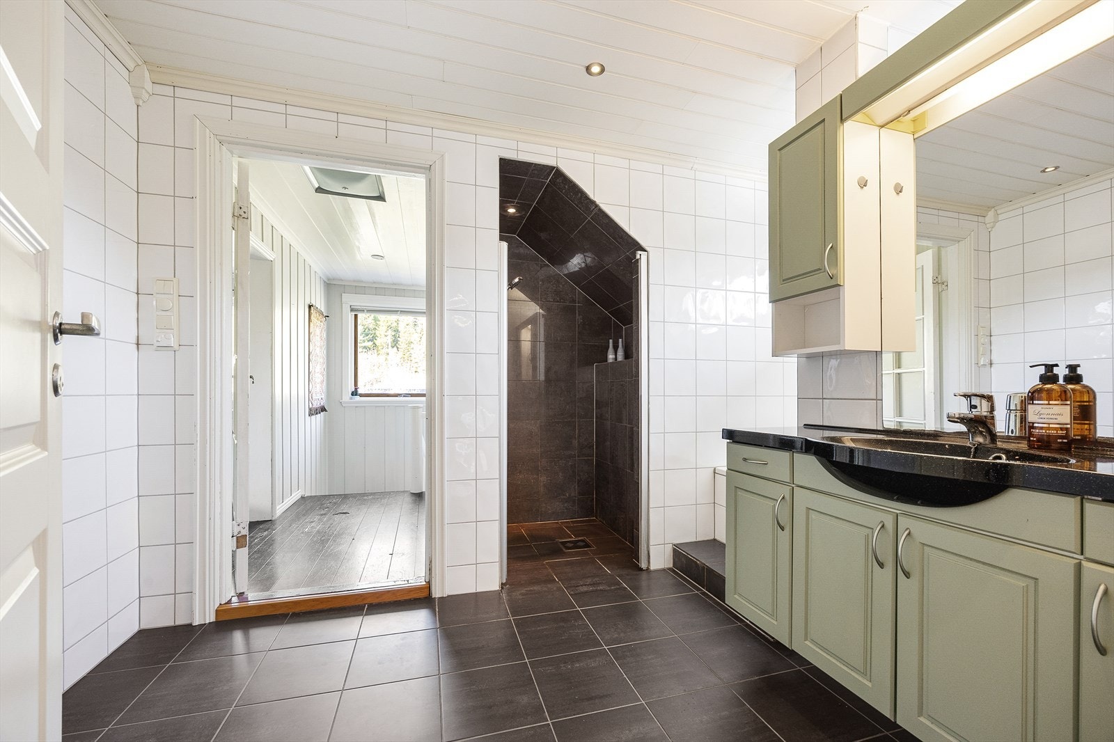 Badet, som ble pusset opp i 2007, er tilknyttet et av soverommene, men har også adkomst fra gangen. Det er downlights i taket og varmekabler i gulvet. Galleribilde