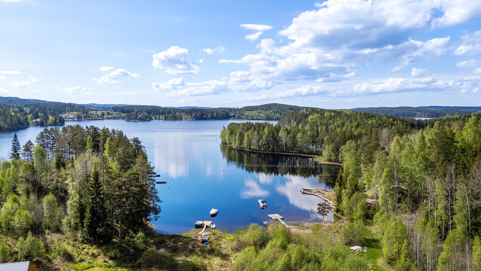 Området strekker seg fra fylkesgrensen mot Innlandet i nord til Mjermen i sør, og byr på et variert landskap med gårder, boligfelt, hytteområder, campingplass og ikke minst den vakre innsjøen Setten - selve hjertet i bygda. Galleribilde