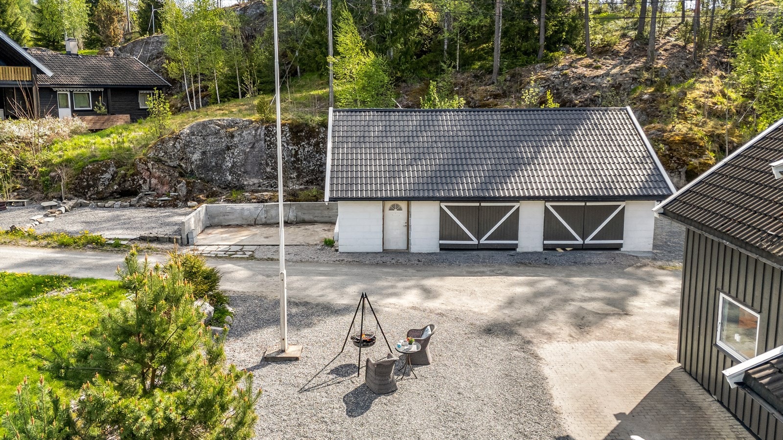 Garasjen på ca 80 kvm egner seg godt for deg som ønsker et mekkested eller ekstra plass til lagring. Galleribilde