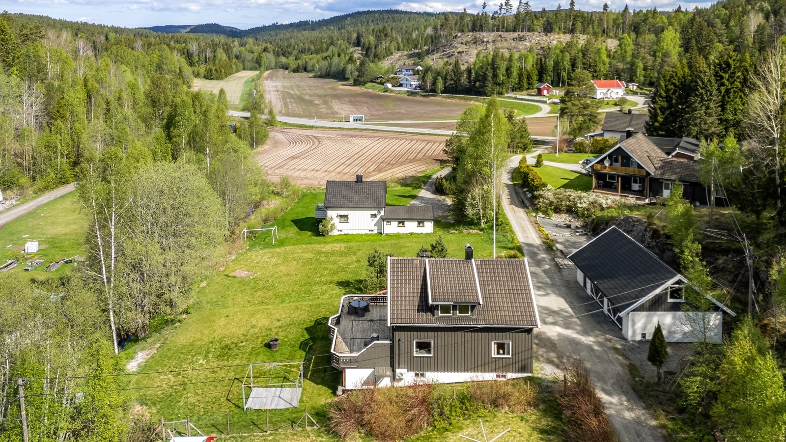 Lidalsveien 13 har en flott beliggenhet i fredfulle og naturskjønne omgivelser Galleribilde