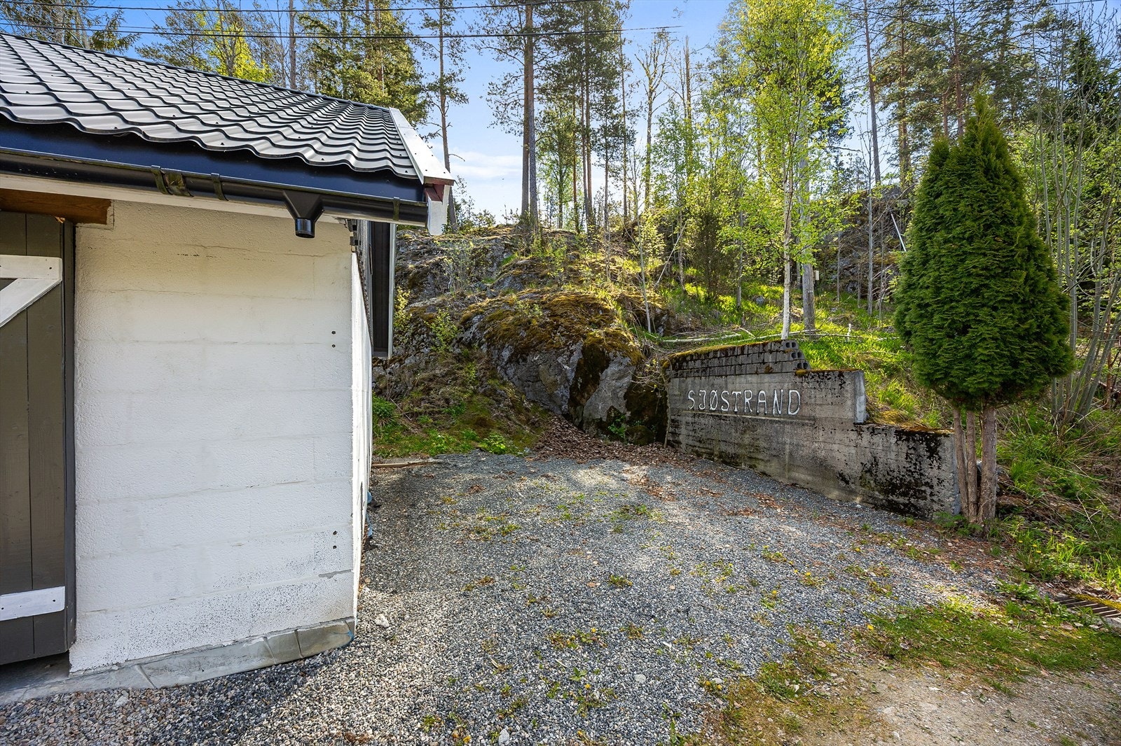 Det er ellers gode parkeringsmuligheter på eiendommen - både ved siden av garasjen og på egen gårdsplass. Galleribilde