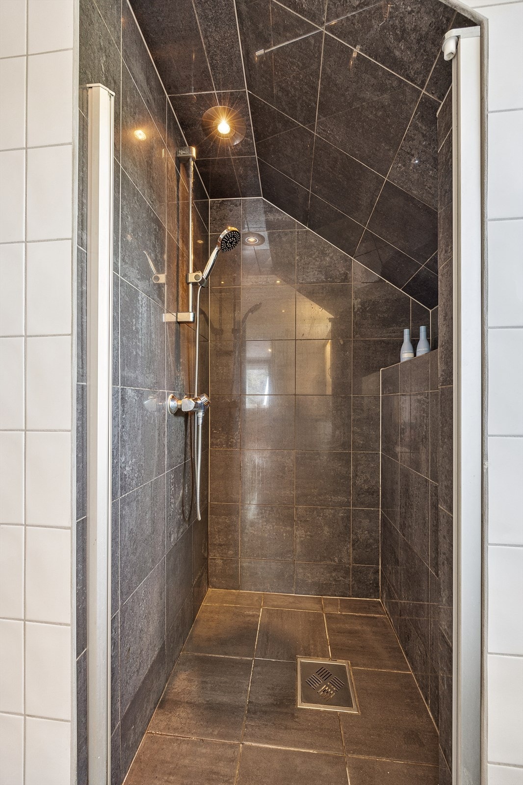 Bildet viser dusjnisjen på badet. Galleribilde