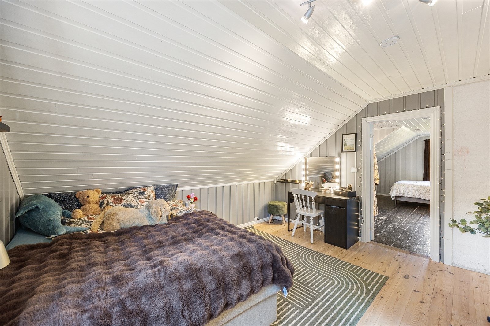 Rommene er store og har god plass til oppbevaringsmøbler. Ekstra lagringsplass finnes i to utvendige boder og i tre store boder i underetasjen. Galleribilde