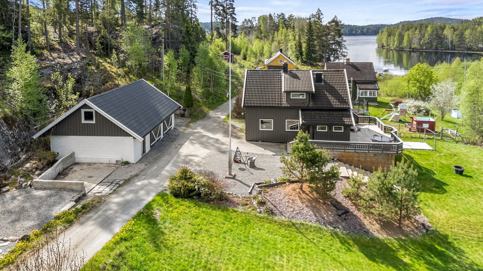 Eiendommen går under tilnavnet Sjøstrand , og plasseringen gir gode solforhold og nydelig utsikt mot Setten. Store, flotte utearealer rundt huset gjør idyllen komplett. Galleribilde