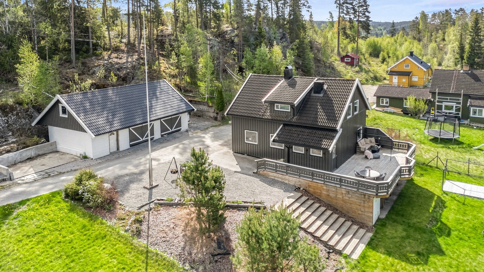 Planløsningen går over tre etasjer, og med boligen følger en stor garasje på ca. 80 kvm. Galleribilde