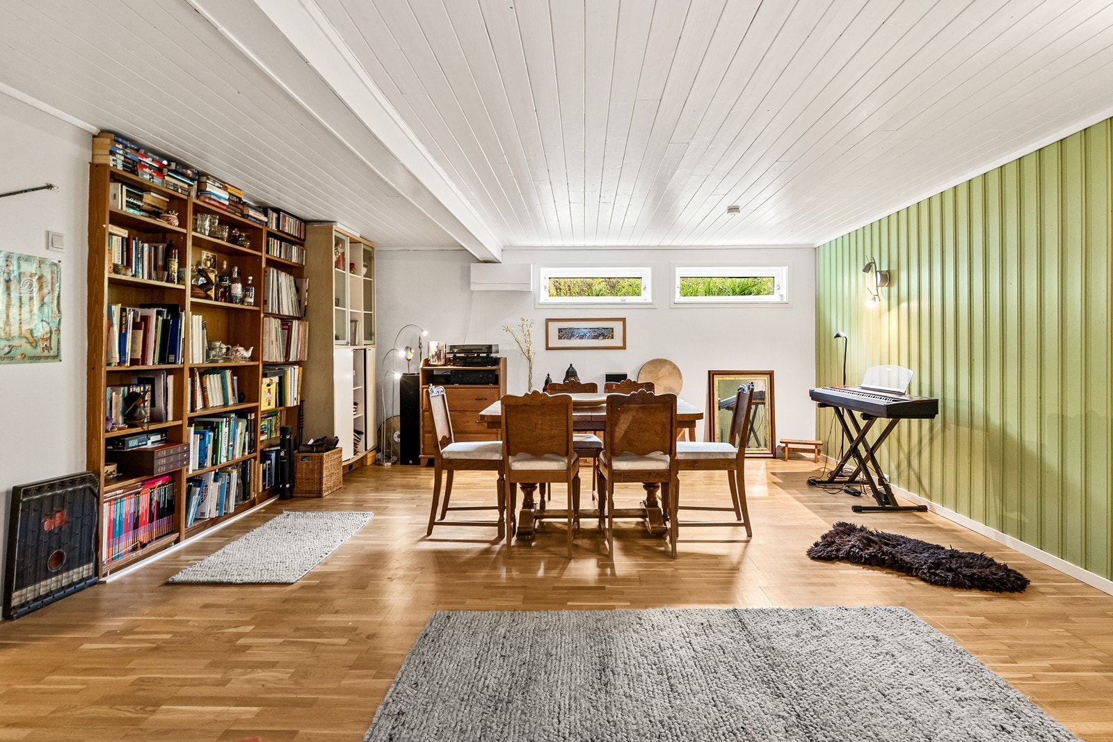 Kjellerstue med ca. 2,19 m takhøyde. Rommet er ikke omsøkt for bruksendring og er derfor ikke godkjent for varig opphold. Galleribilde