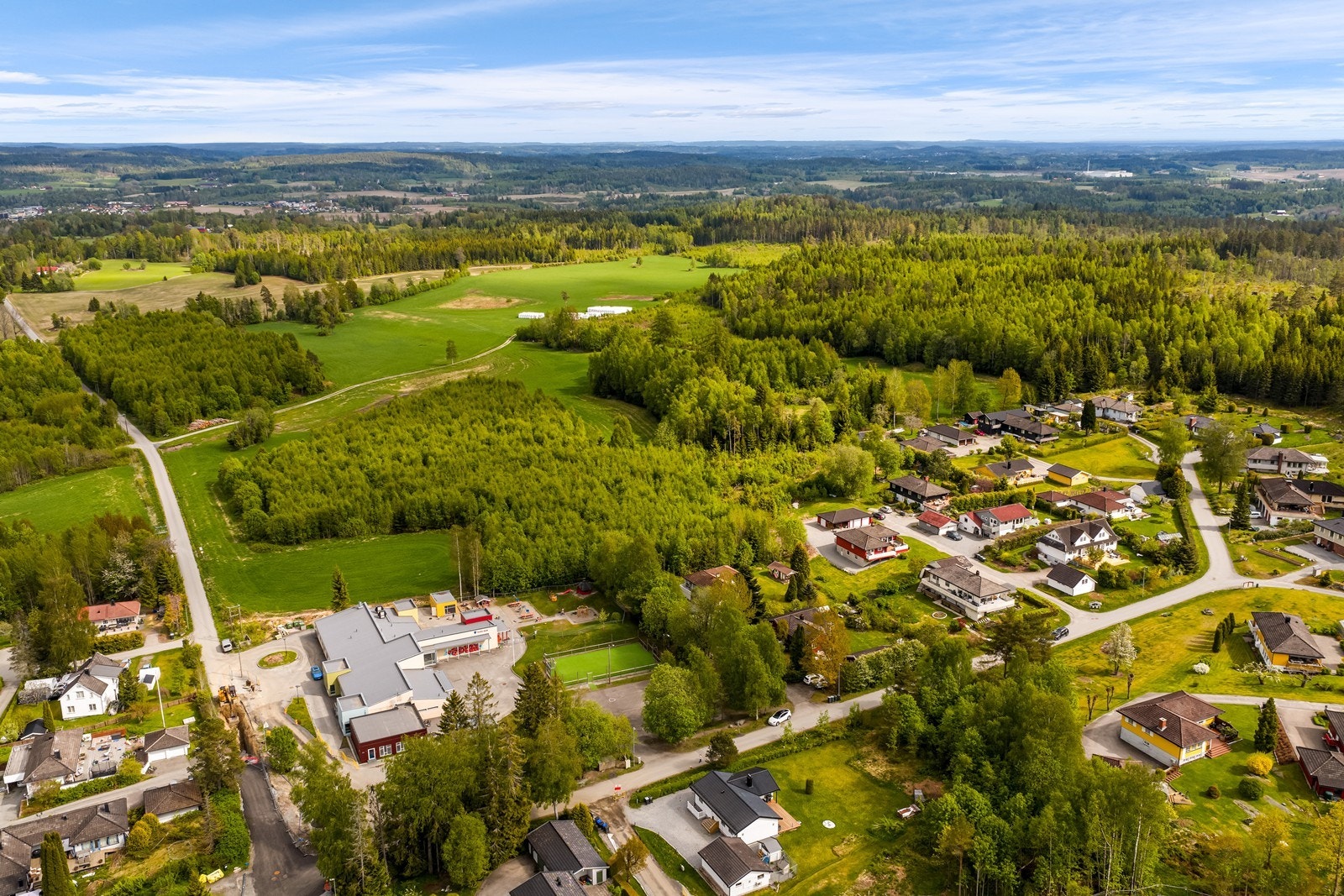 Beliggenheten er ideell for barnefamilier med nærhet til både natur og nødvendige fasiliteter. Galleribilde