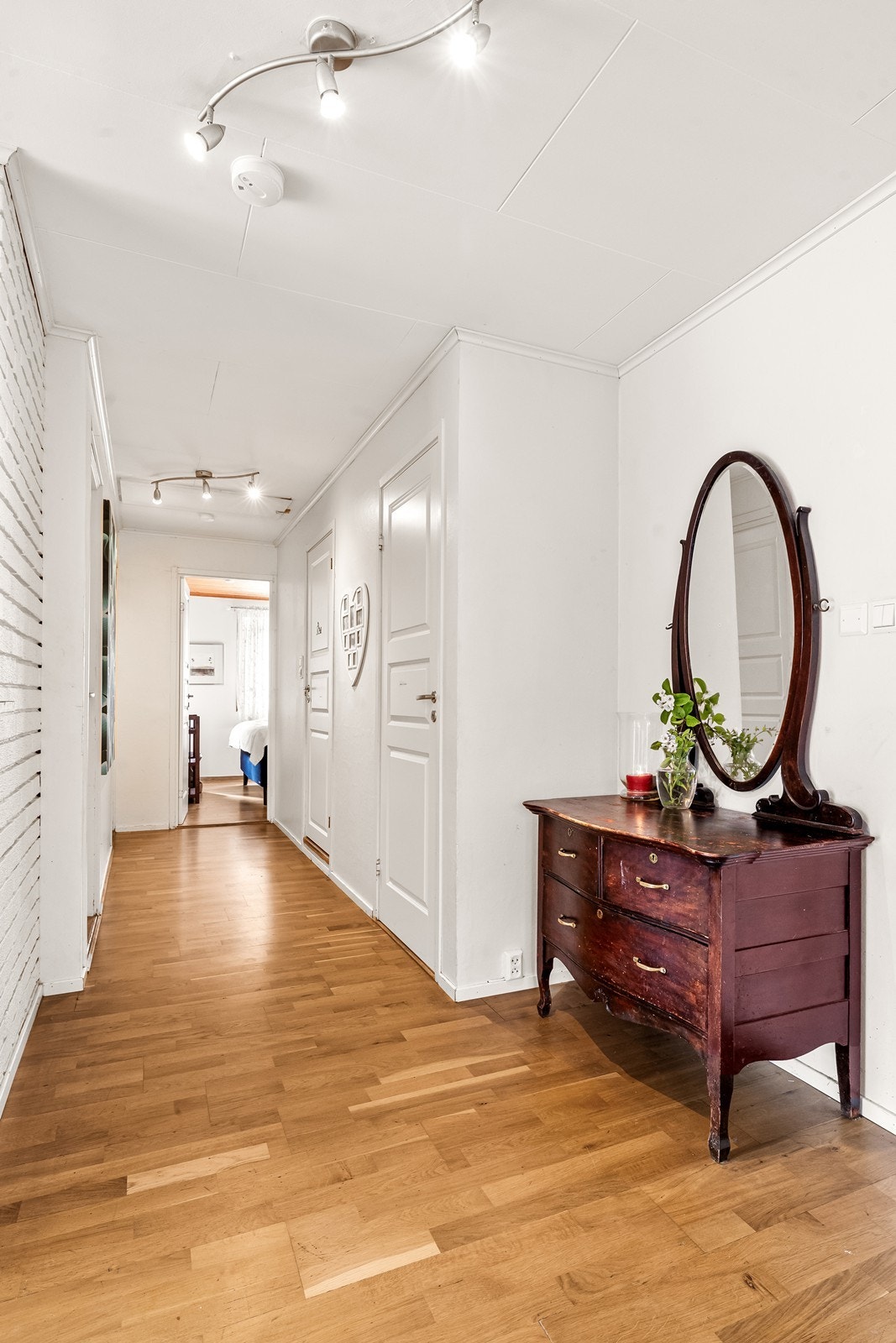 1 etasje består av entré, stue, kjøkken, bad og 3 soverom. Galleribilde