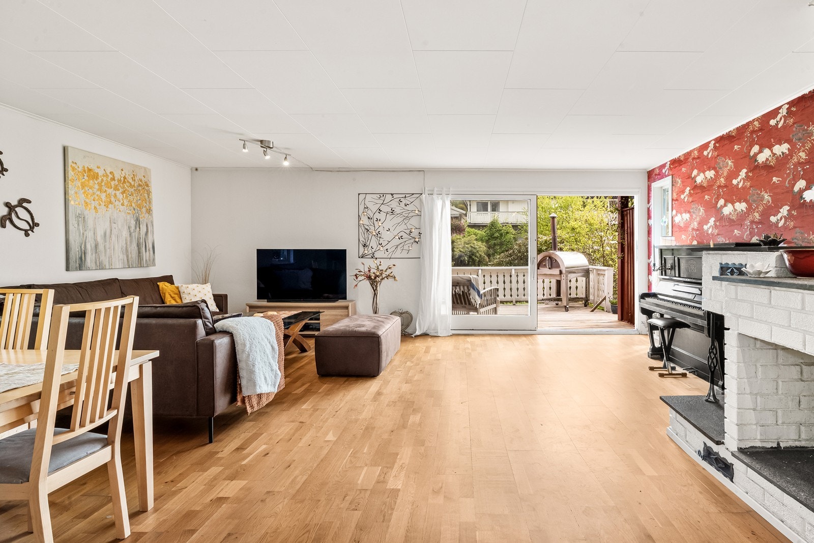 Stuen er romslig og har god plass til både sofa- og spisegruppe. Galleribilde