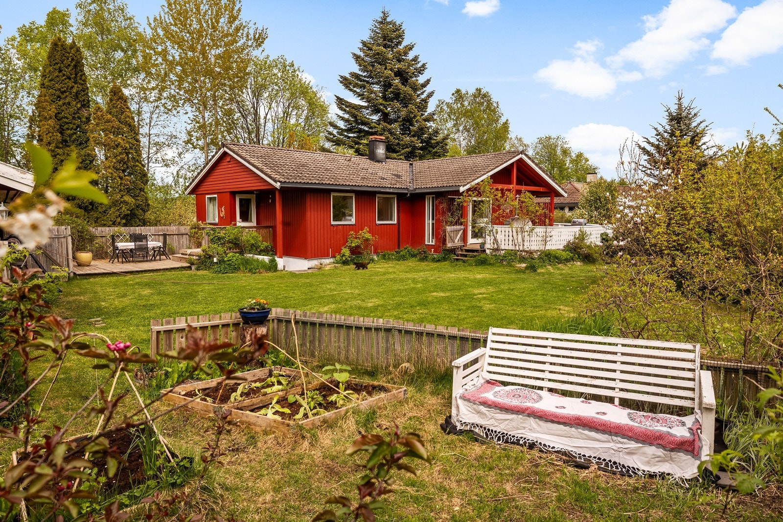 Her får du en pent opparbeidet tomt med koselig hage, variert beplantning, kjøkkenhager og idyllisk dam. Galleribilde