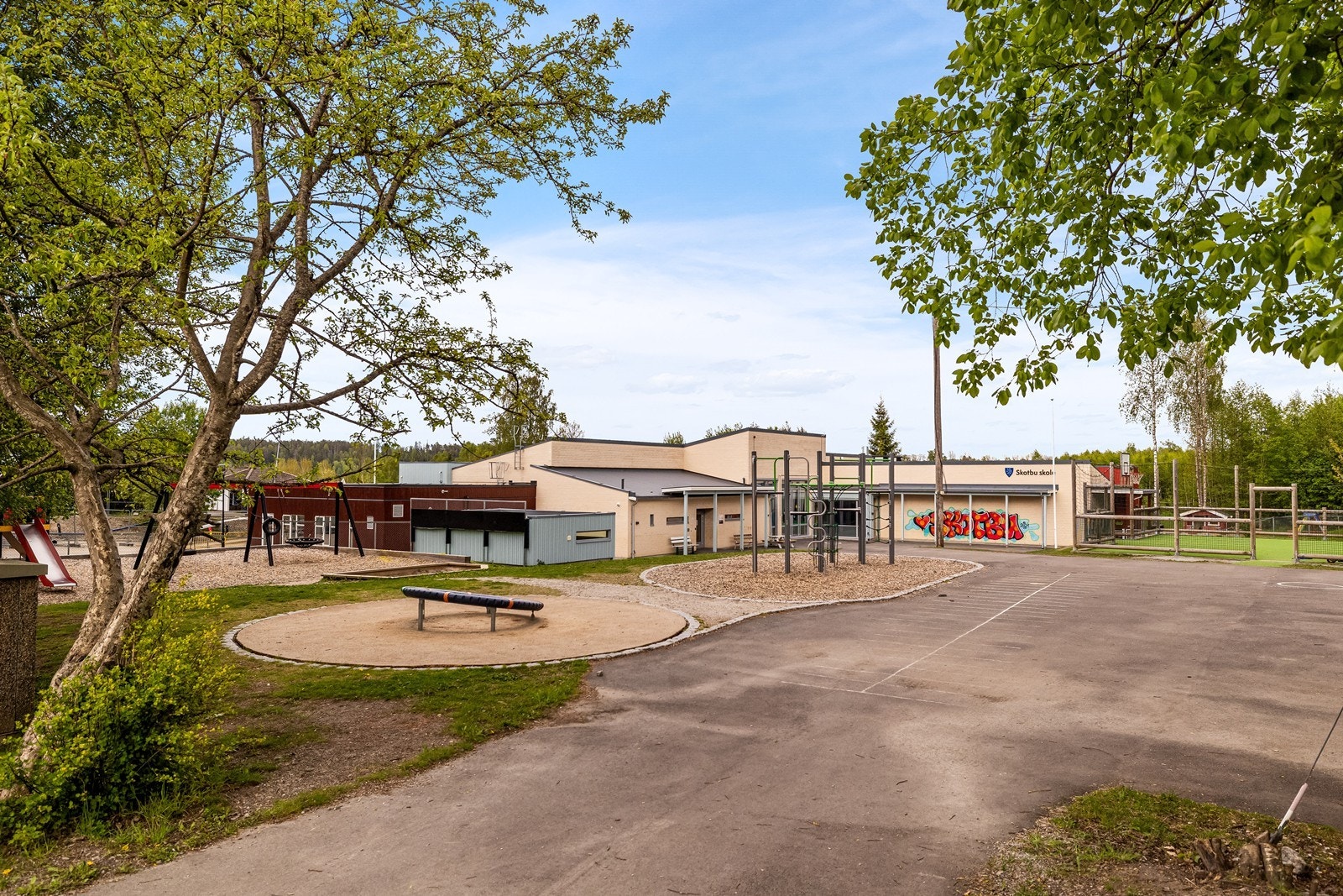 Skotbu skole og barnehage ligger rett utenfor døren. Galleribilde