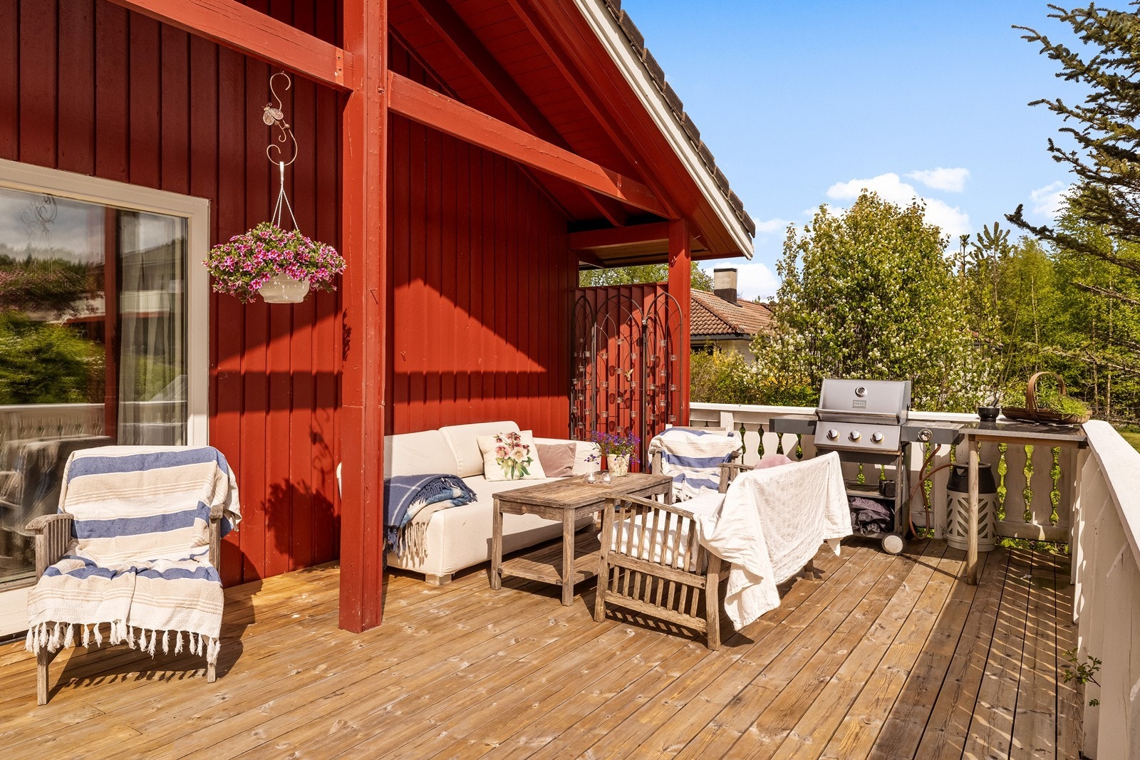 Her er det god plass for spisebord, loungemøbler, grill o.l. Galleribilde