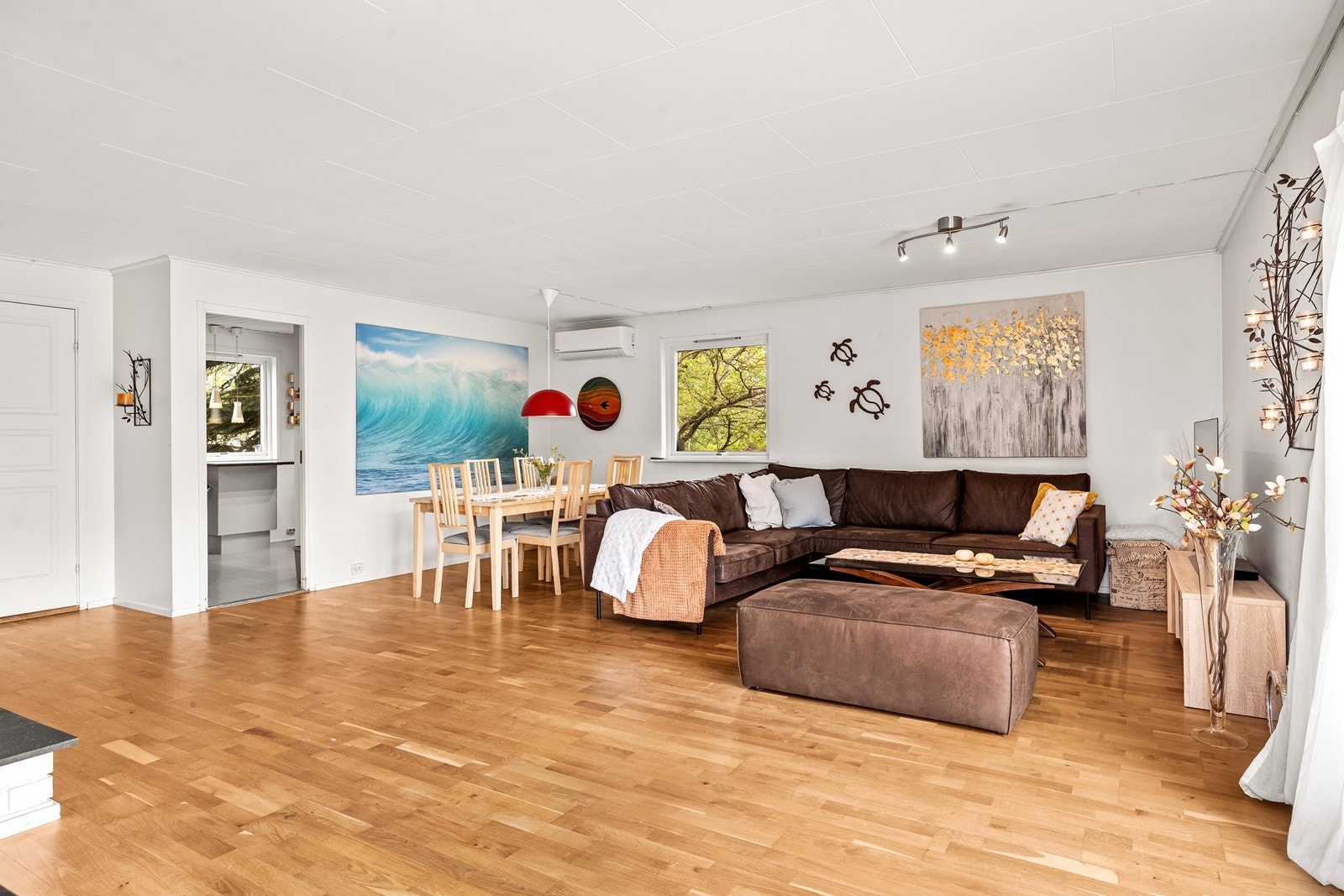 Det er parkett og lysmalte overflater. Galleribilde