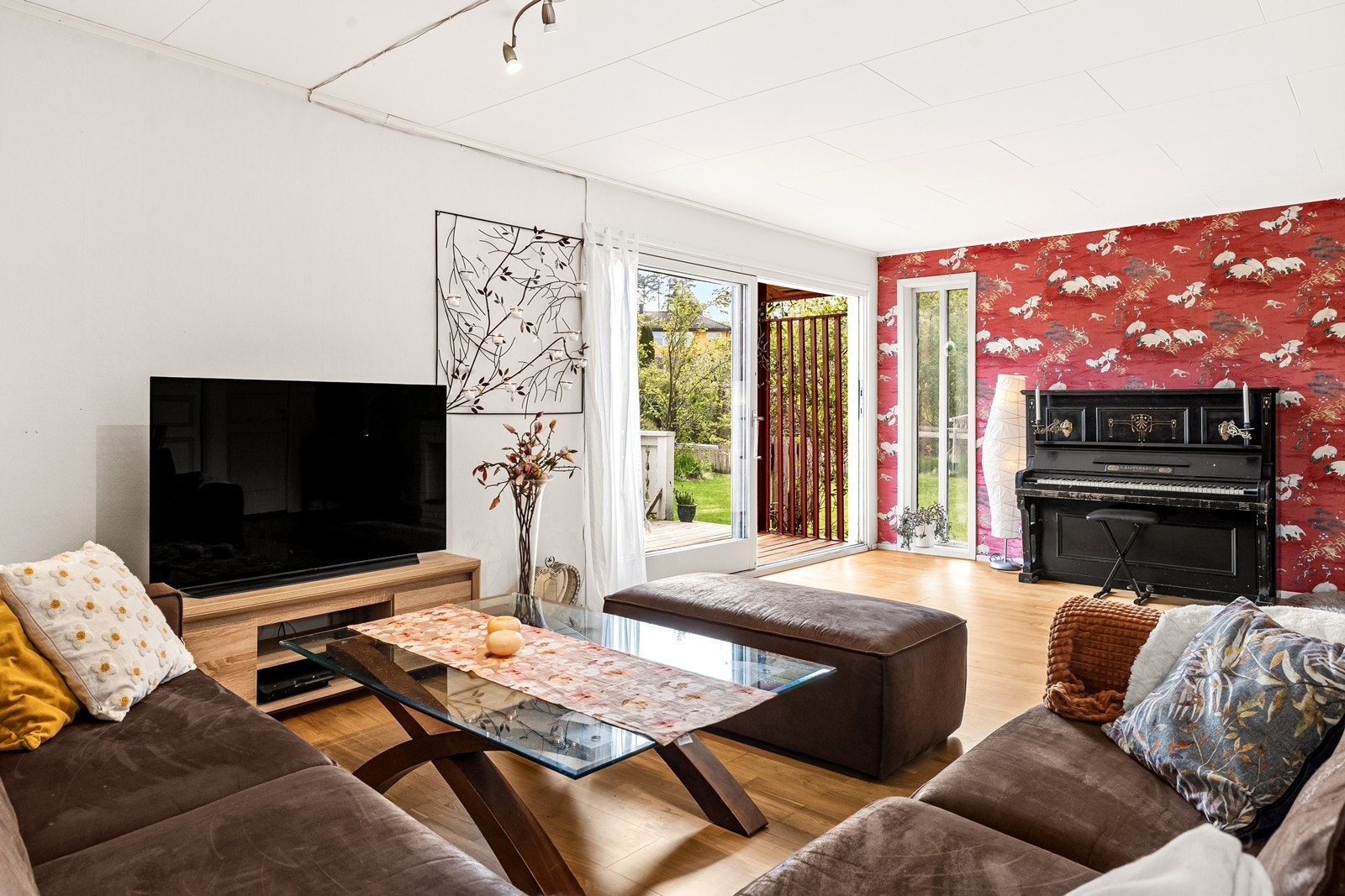 Det er godt lysinnslipp gjennom glassskyvedøren. Galleribilde