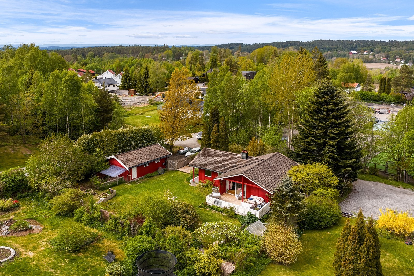 Eneboligen ligger i en fredlig gate, i et etablert og svært barnevennlig boligområde på Skotbu. Galleribilde