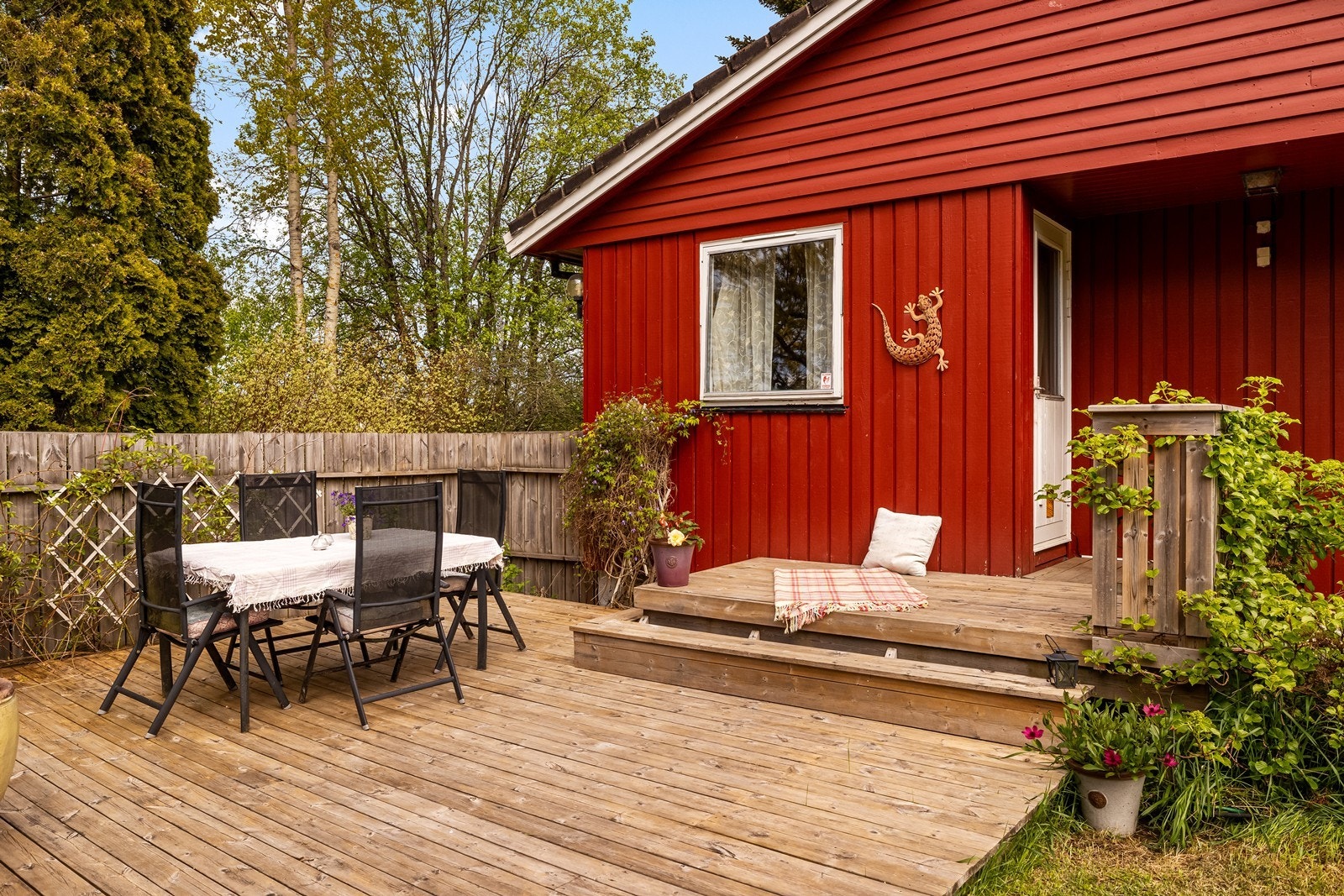 Eiendommen byr på flere solrike og usjenerte uteplasser med gode solforhold gjennom dagen og kvelden. Galleribilde