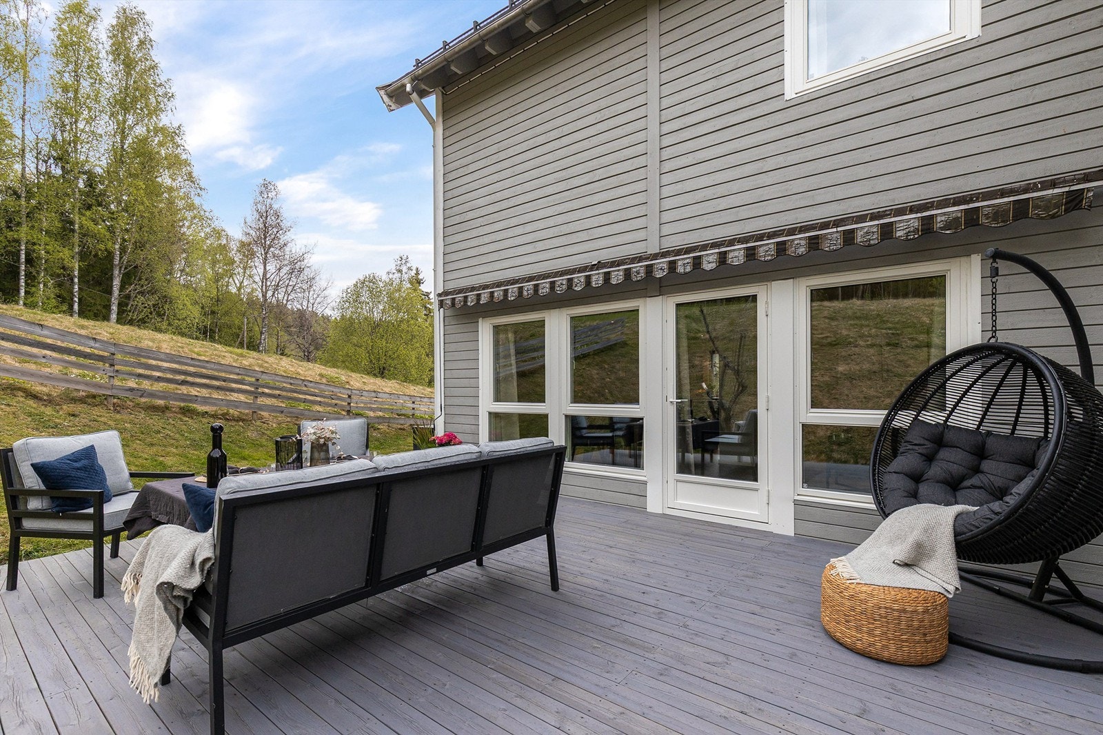 Som enderekkehus har eiendommen en ekstra privat og usjenert uteplass. På sommerhalvåret er plassen en fin forlengelse av stuen. Galleribilde