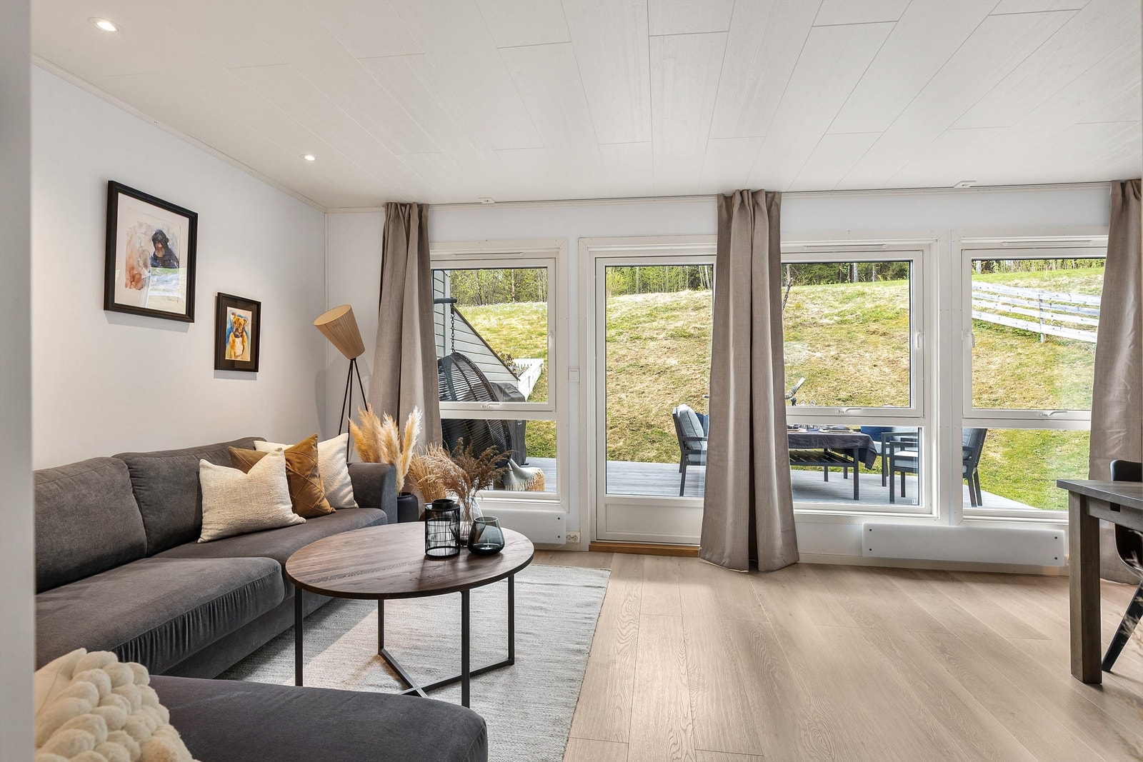 Fra stuen er det direkte utgang til en stor, vestvendt terrasse og hage. Galleribilde