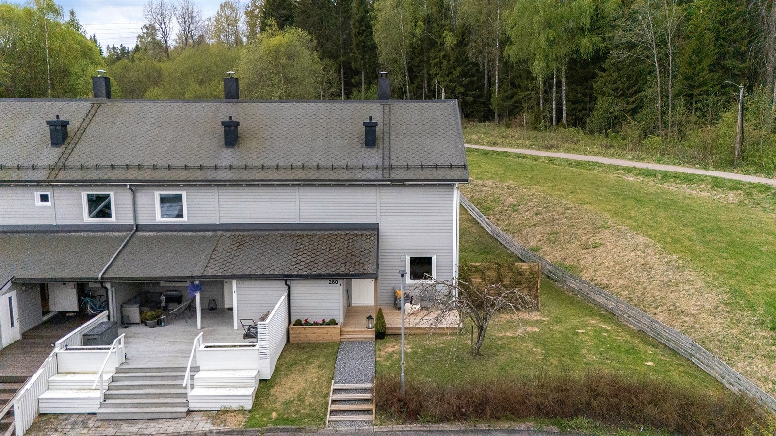 Et familievennlig enderekkehus med usjenert beliggenhet rett ved marka. Her kan man ta på skoene og gå rett inn i lysløypa. Foto: Pål Aanerud Galleribilde