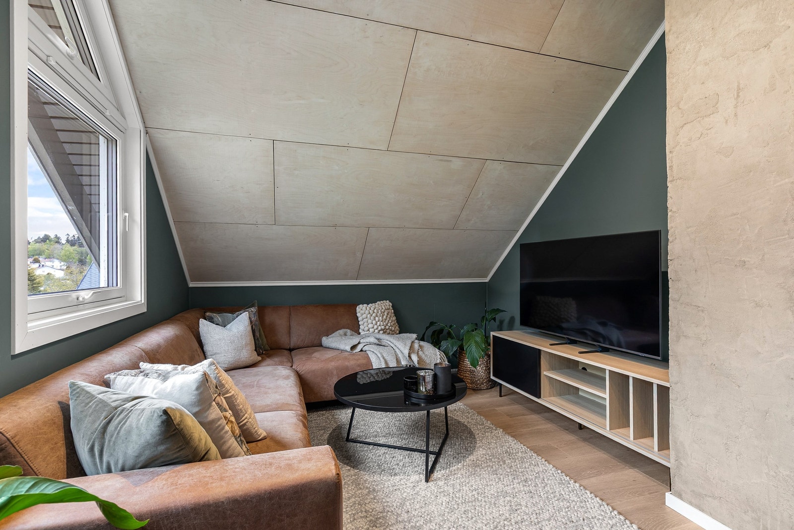 Loftstuen gir ekstra spillerom og kan benyttes som enten barne- og ungdomsavdeling, eller soverom. Her er det kun kreativiteten som setter begrensinger. Galleribilde