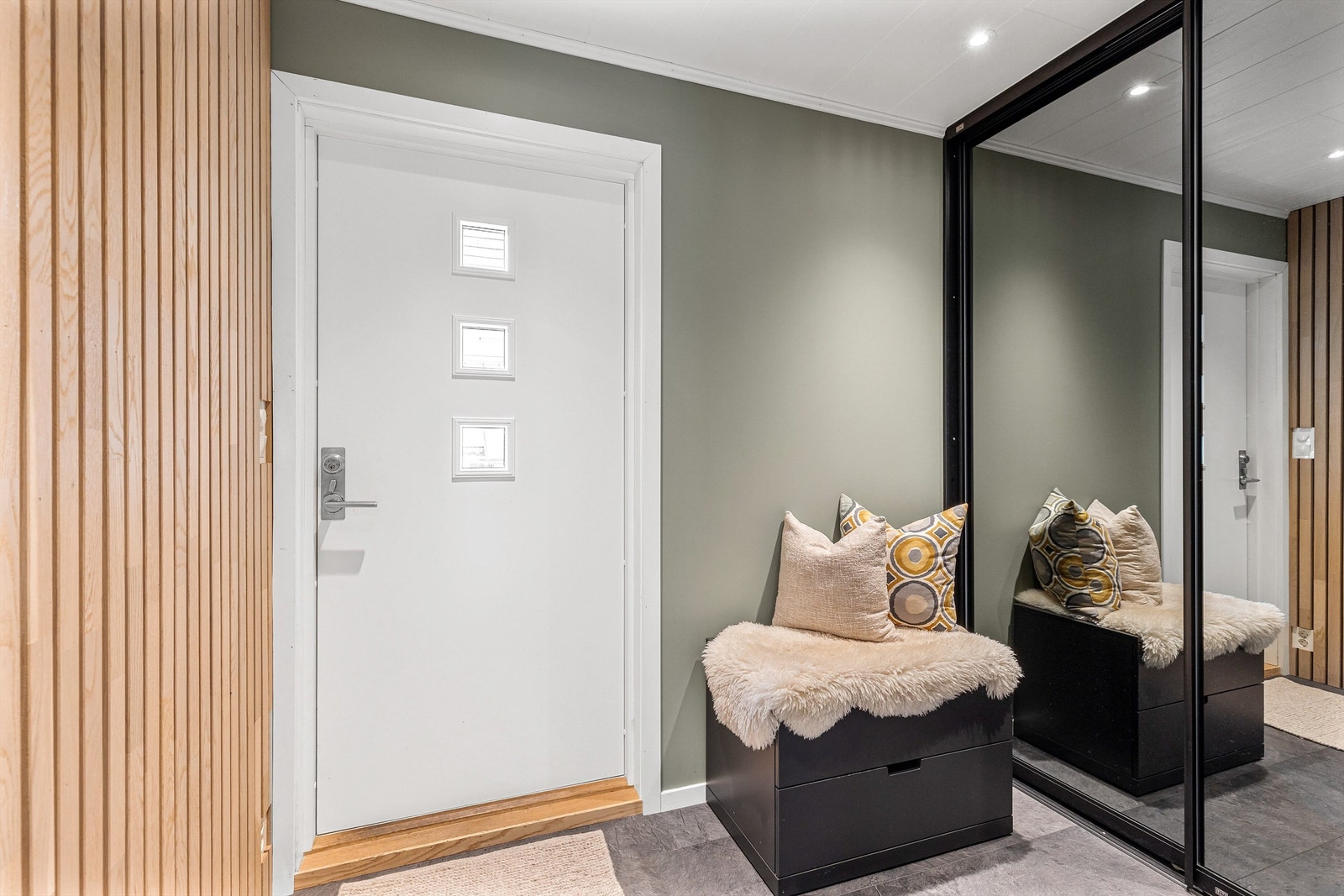 Velkommen inn! Entréen gir et godt og ryddig førsteinntrykk. Stor skyvedørsgarderobe med speilfronter gjør det enkelt å holde orden i hverdagens kaos. Galleribilde