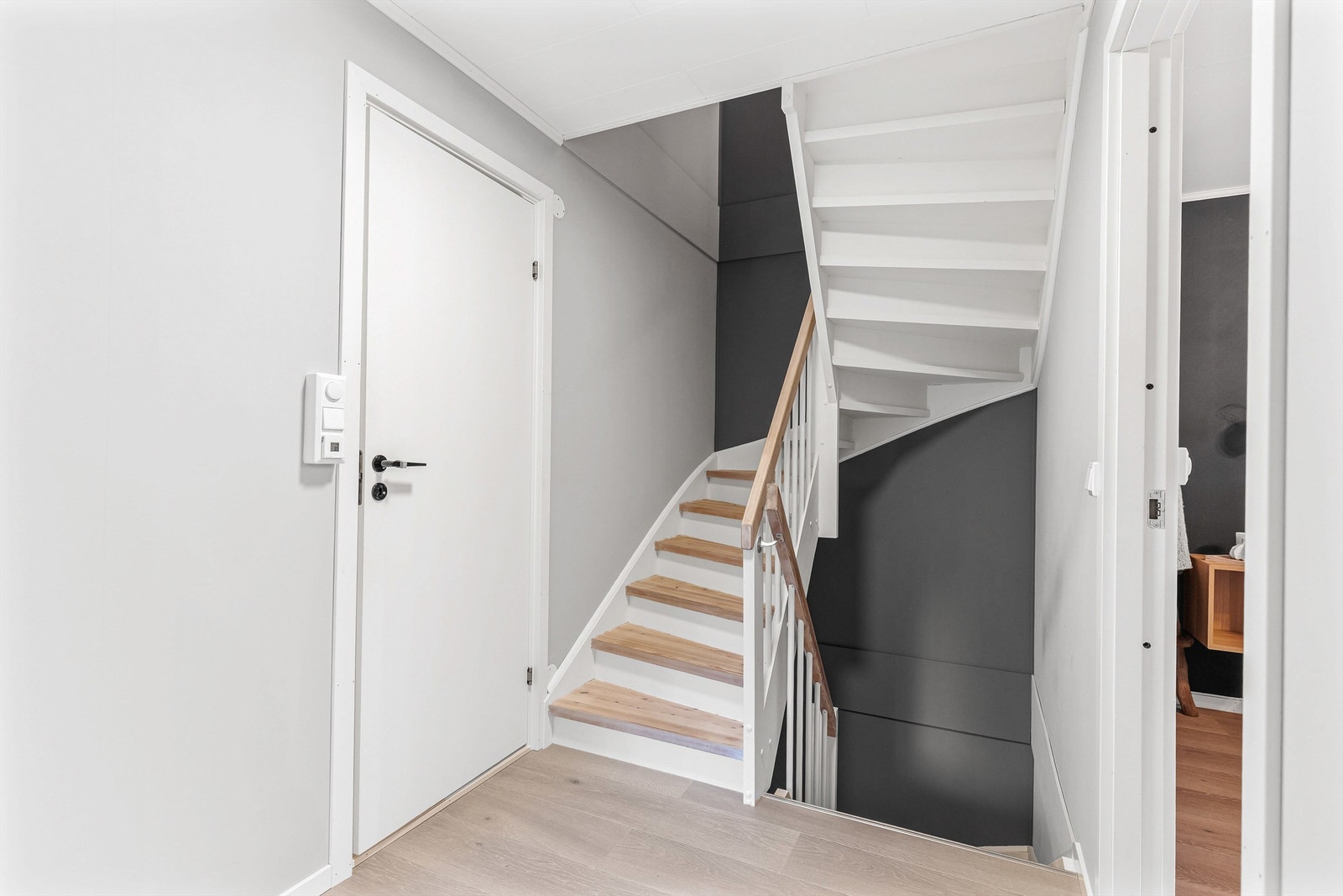 Fra gangen i andre etasje fører trappen videre opp til loftet. Galleribilde