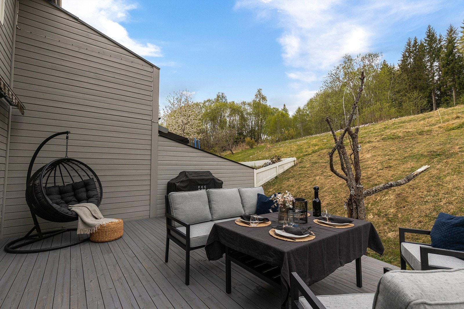 Uteplassen er romslig og har god plass til både sittegruppe og grill. Galleribilde