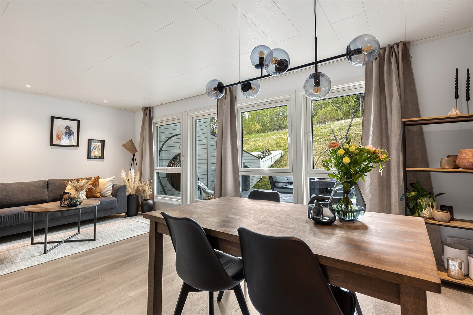 Rekkehuset går over 3 romslige plan, med stue og kjøkken i sosial sone som brer seg over hele 1. etasje. Foto: Pål Aanerud Galleribilde