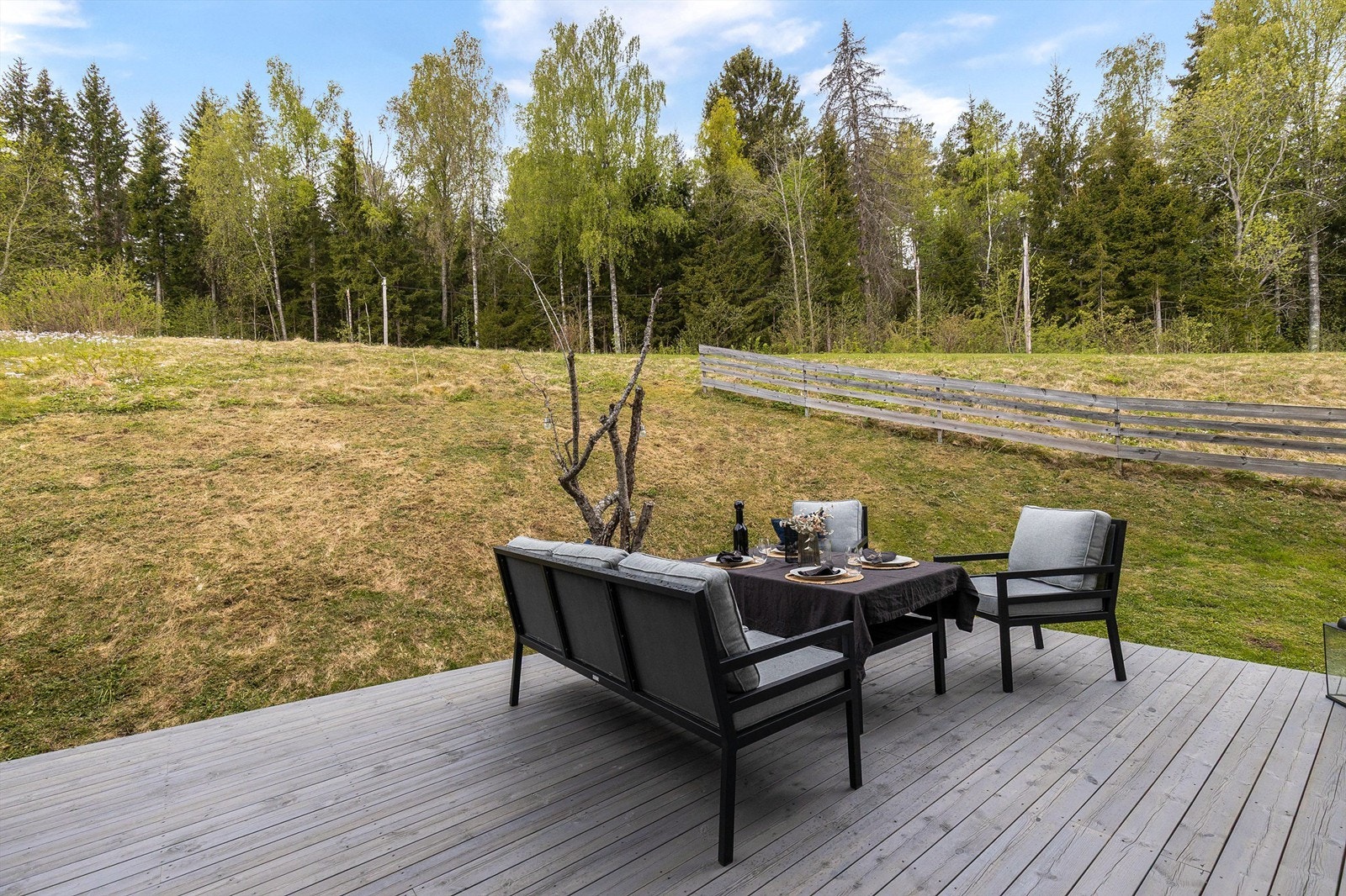 Terrassen og hagen grenser direkte til marka og lysløypene. Her kan man spenne på skiene og gå direkte ut i opptrykte løyper på vinterstid. Galleribilde