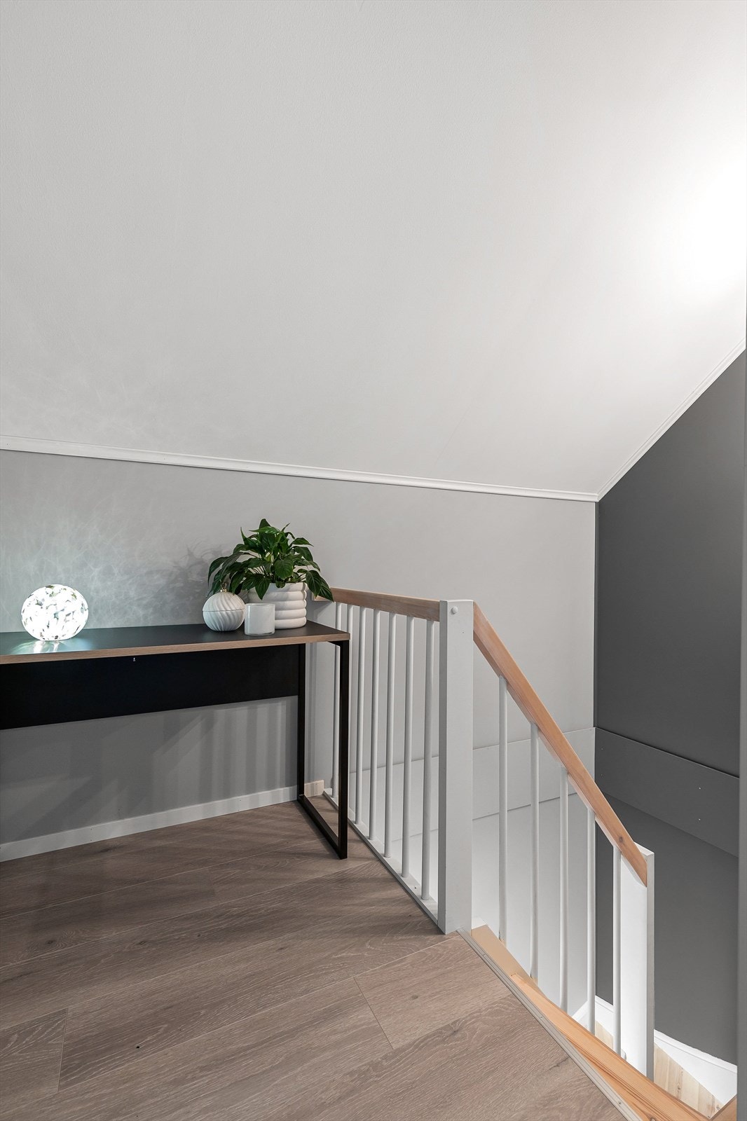 Trappereposet på loftet er utnyttet med en liten arbeidsplass. Galleribilde