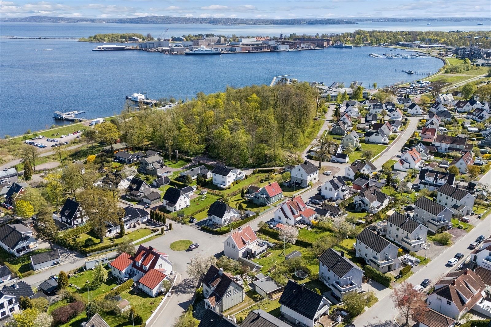 Fra eiendommen er det gangavstand til flere skoler og barnehager, blant annet Lillås skole og Holtan ungdomsskole Galleribilde