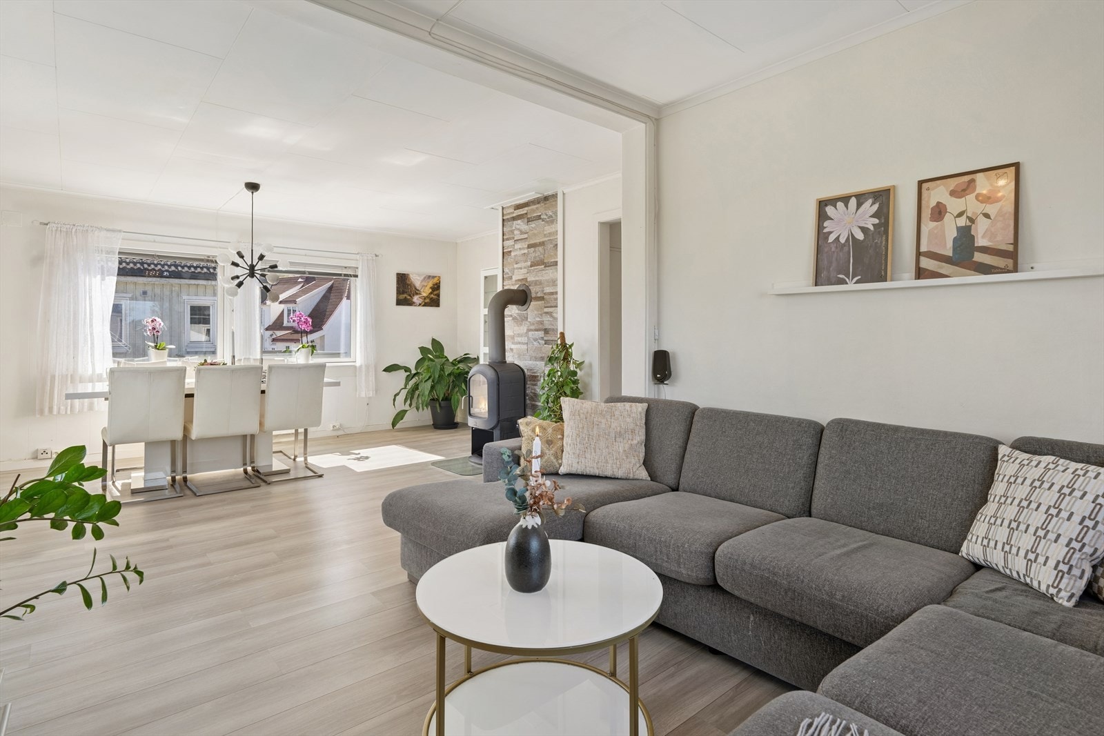 Stuen har plass til flere møbleringsmuligheter for å skape den stuen du selv ønsker. Galleribilde