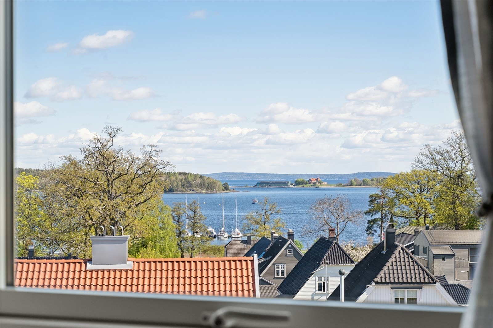 Fra loftet er det også fin utsikt mot fjorden. Galleribilde