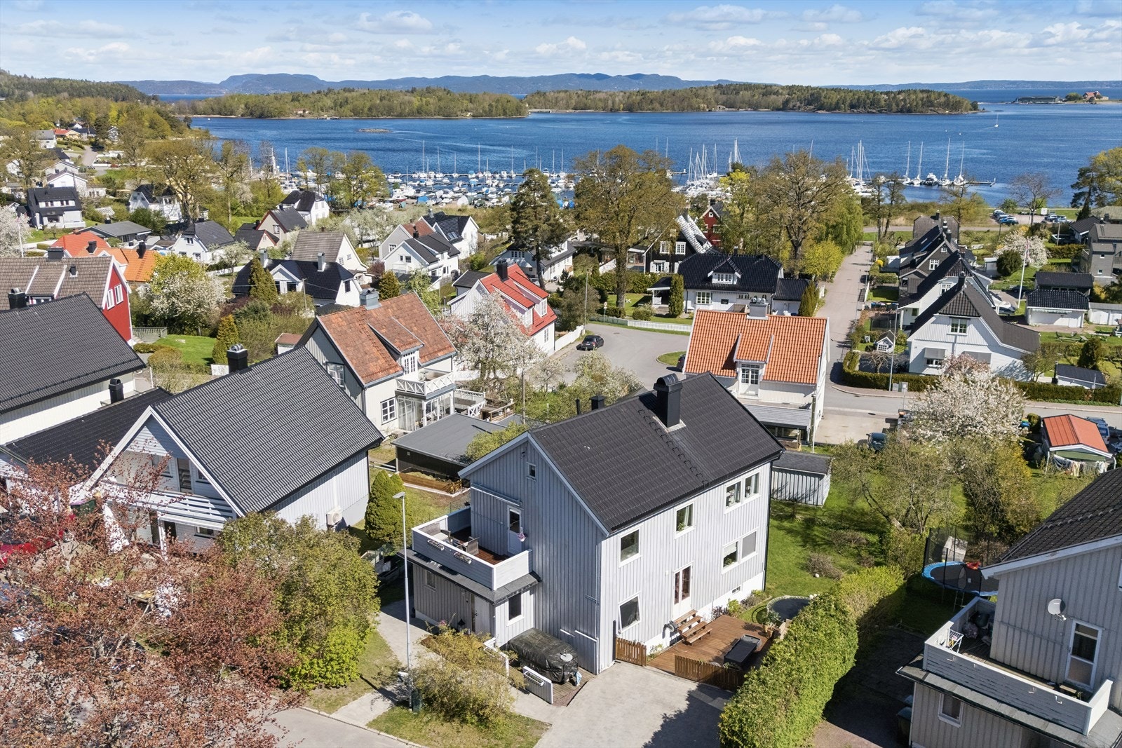 Bolig er beliggende i et etablert og populært område i Horten med nærhet til sjøen, båthavn og grøntområder. Galleribilde
