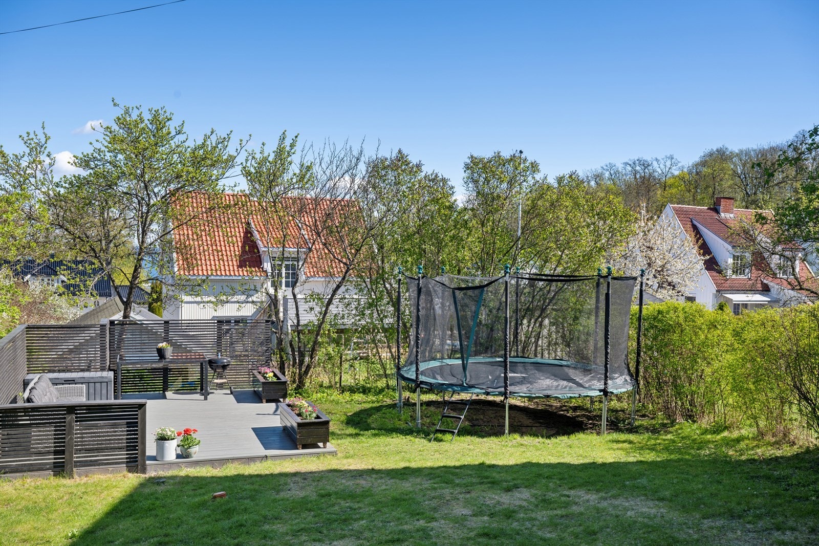 Seksjonen disponerer egen del av hagen som er opparbeidet med plen og en stor, skjermet treterrasse som har god plass til å innrede med både hagemøbler og grill. Galleribilde