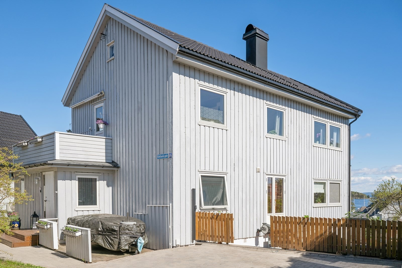 Boligen har egen biloppstillingsplass i felles gårdsplass. Galleribilde