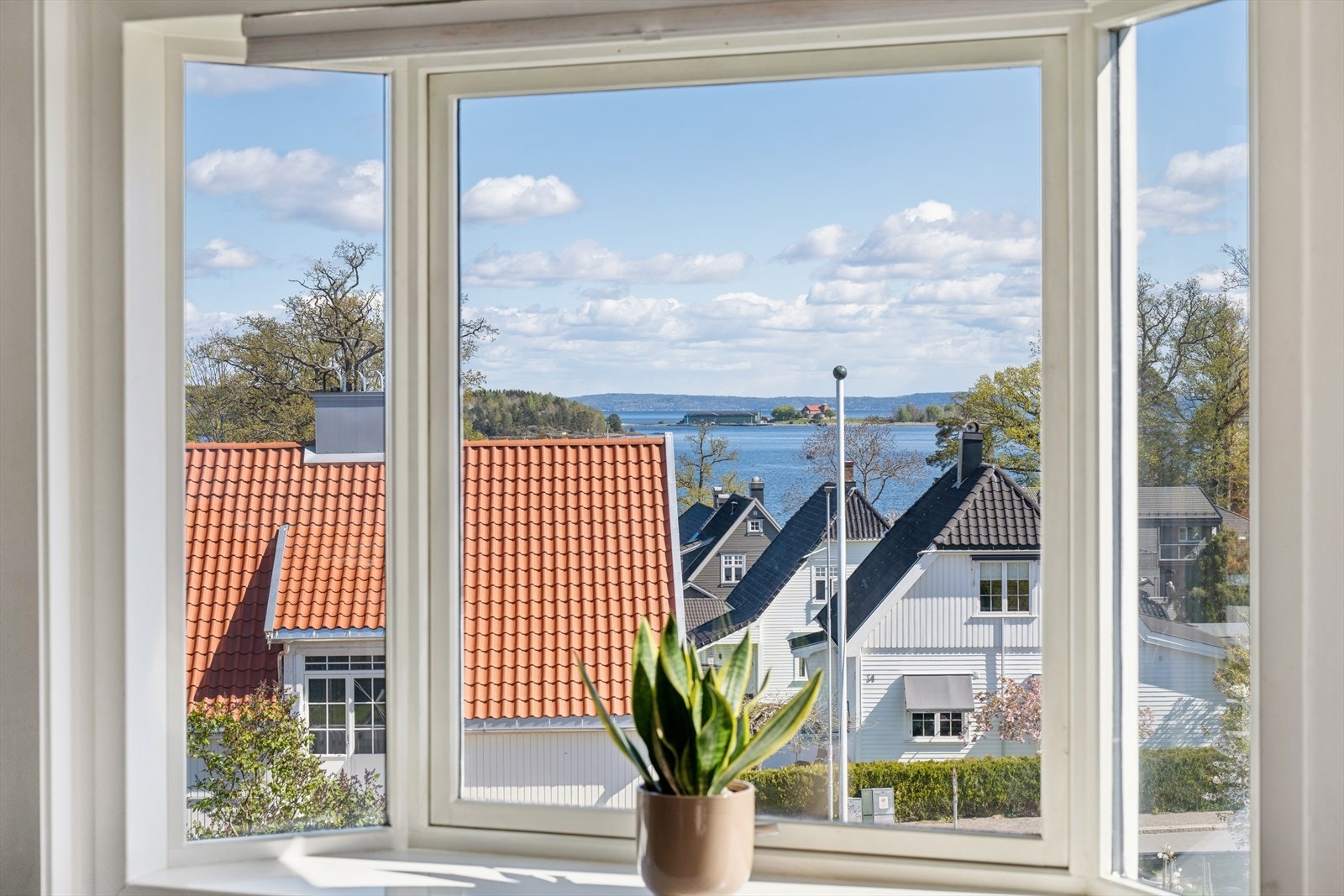 Utsikt over nabolaget og Oslofjorden fra stuevinduet. Galleribilde