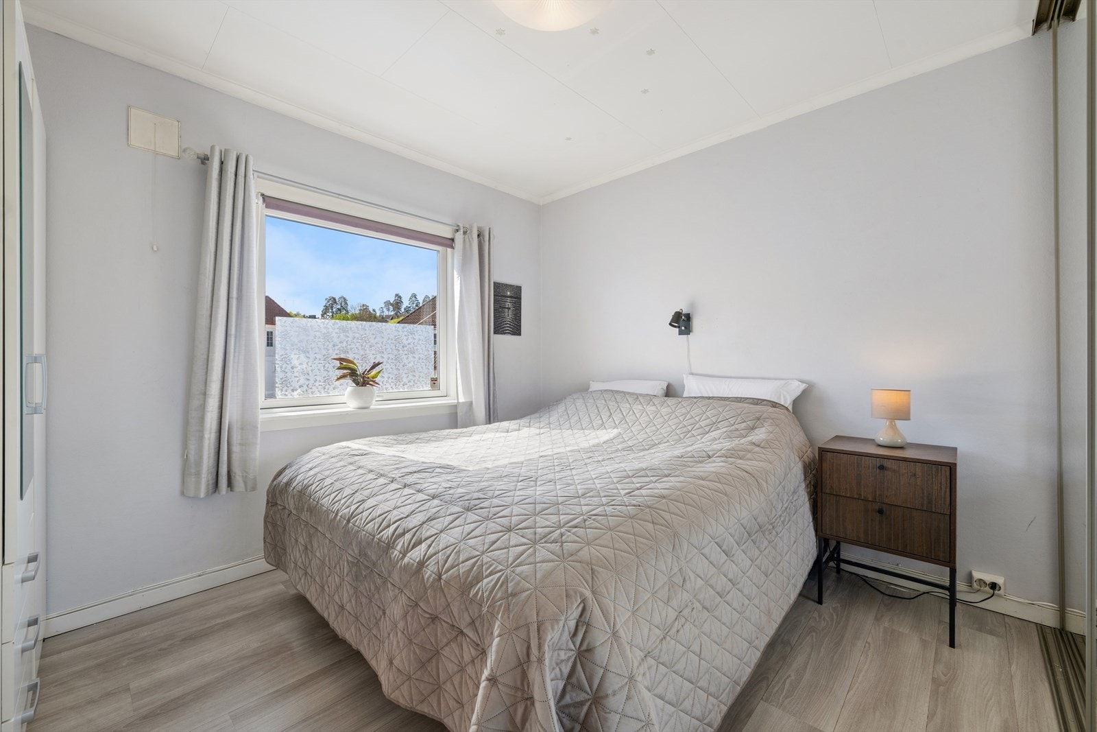 Videre byr leiligheten på to gode soverom. Galleribilde