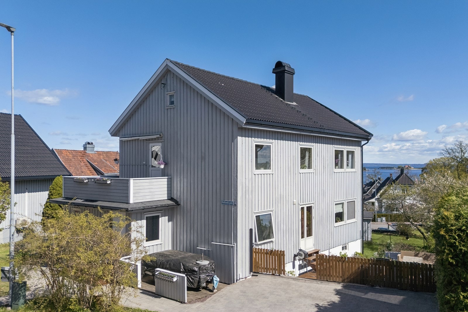 En lys og pen del av en horisontaldelt tomannsbolig beliggende i 2. etasje med utgang til balkong. Galleribilde