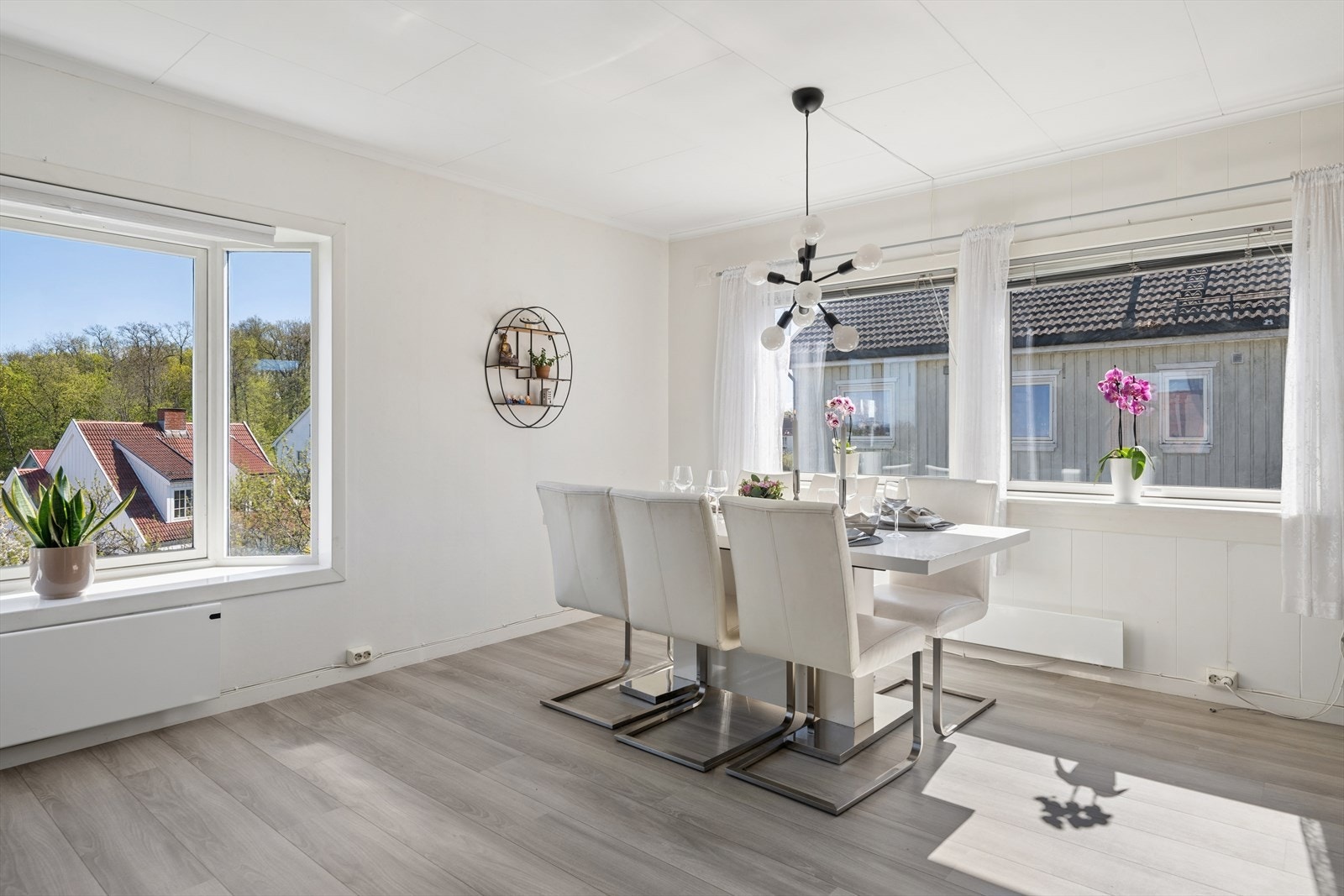 Spisestuen har god plass til et stort spisebord for hyggelige sammenkomster. Galleribilde