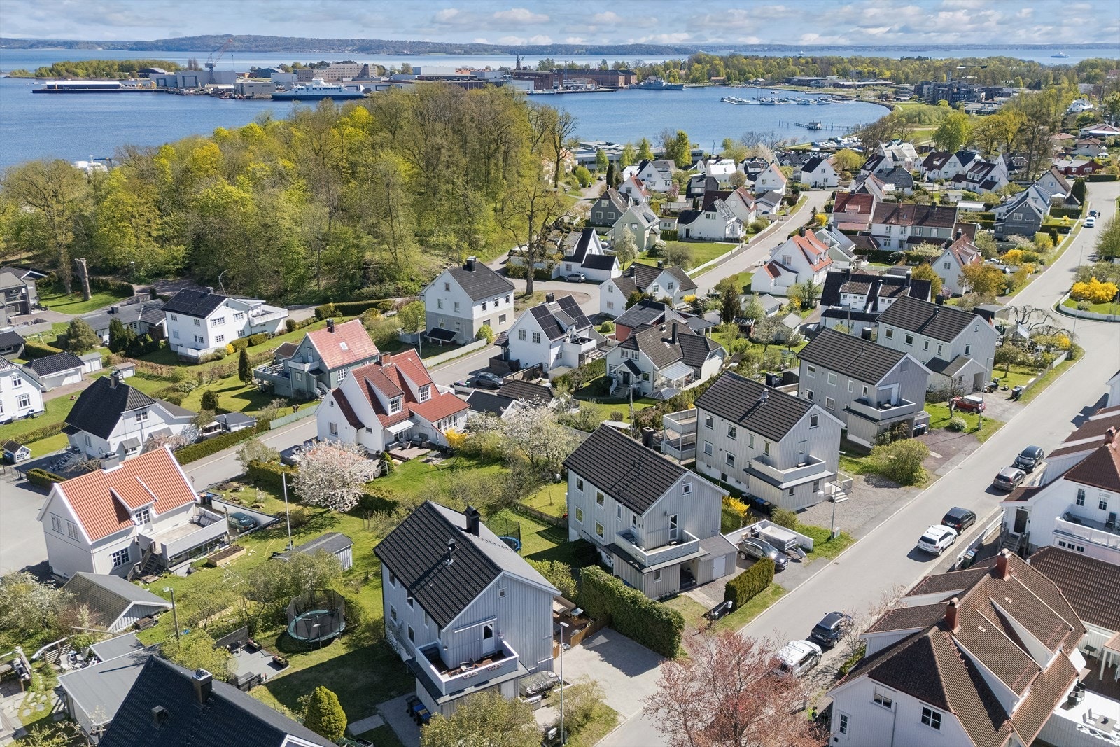 Boligen ligger i et etablert og rolig boligområde med nærhet til sjøen. Galleribilde