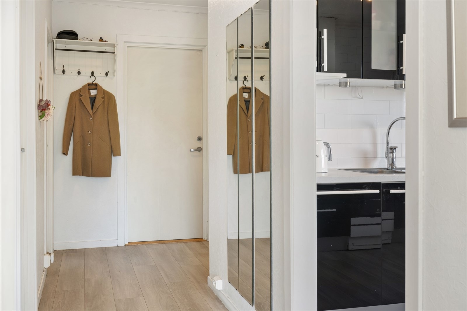 Her ønskes du velkommen inn i en lys entré med god plass til å oppbevare ytterklær og sko. Galleribilde