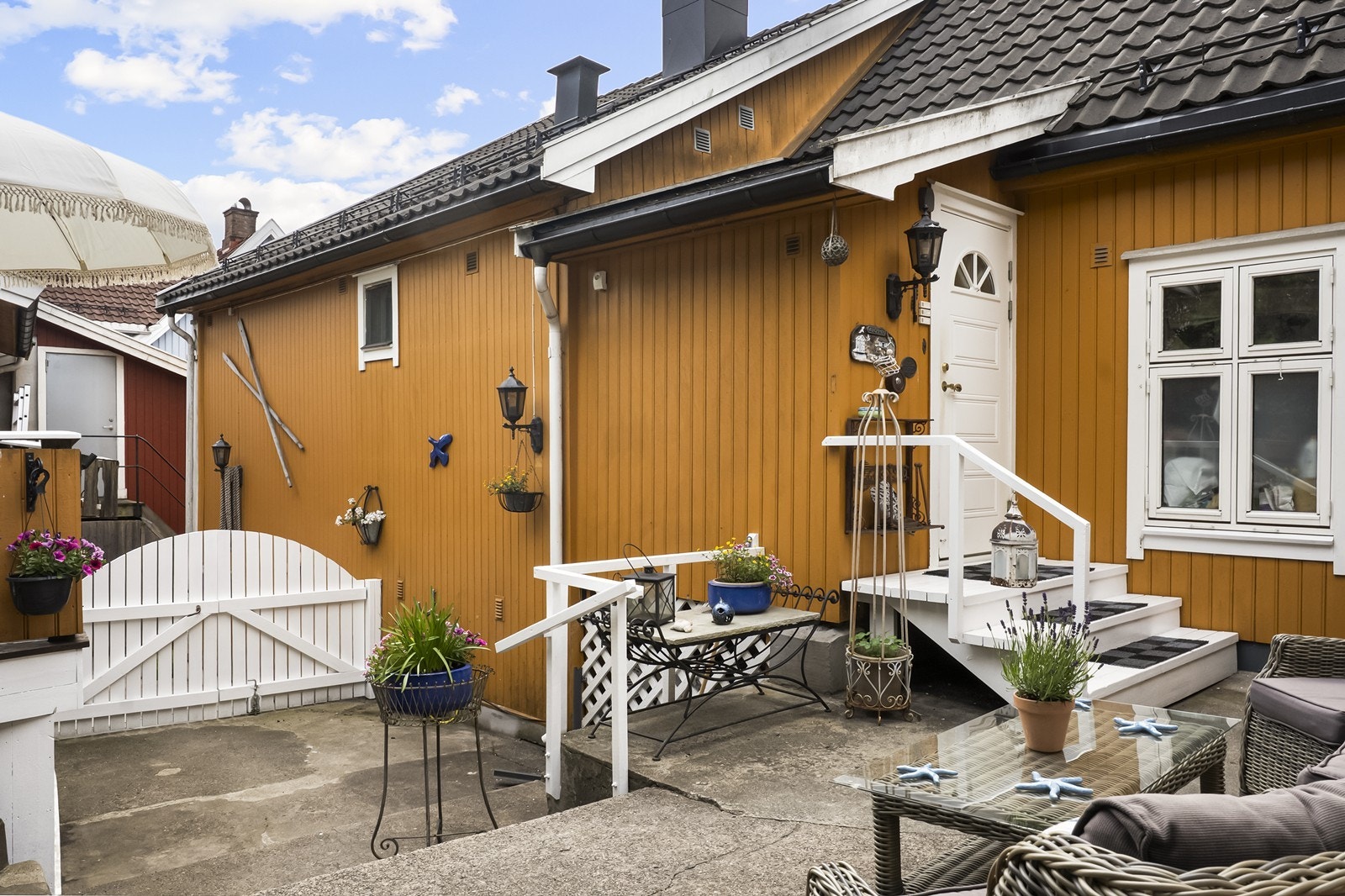 Storgata 4 ligger midt i det som regnes som den historiske kjernen av byen. Ved inngangsdøren er det ringeklokke. Galleribilde