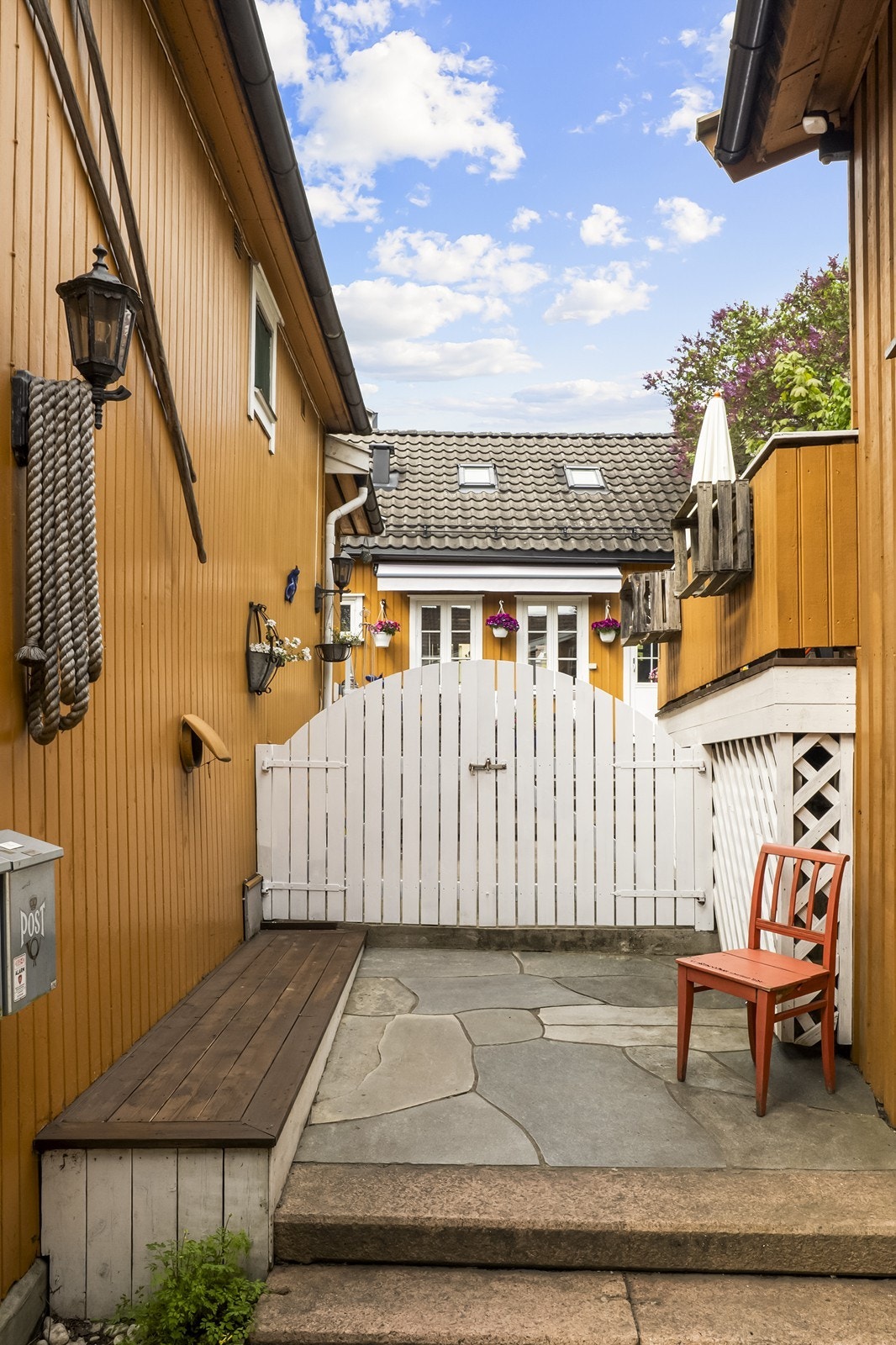 Innbydende inngangsparti med port fra Storgata og til hyggelig bakgård. Galleribilde