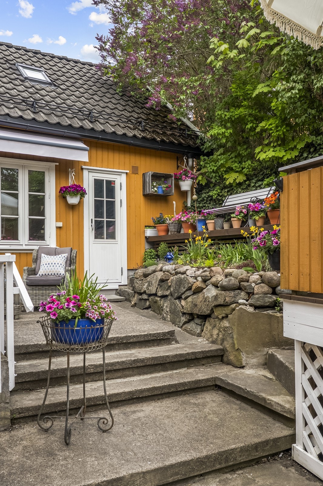 Uteområdene er pent opparbeidet og det er tydelig vedlikeholdt og satt pris på. Galleribilde