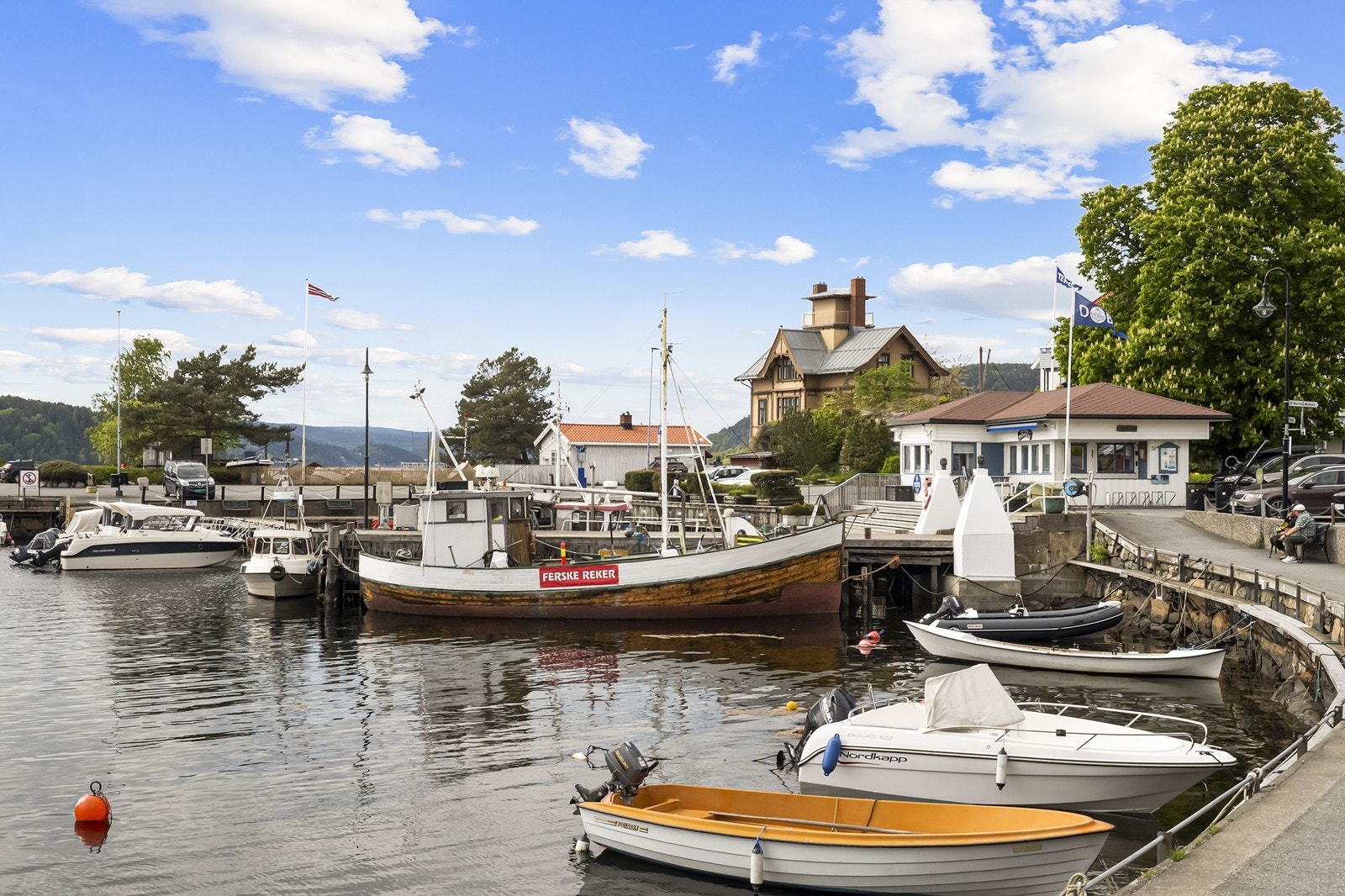 Sommer som vinter innbyr trange veier til rusleturer blant vakre hus fra 1800 tallet og langs promenaden ved Drøbak havn. Galleribilde