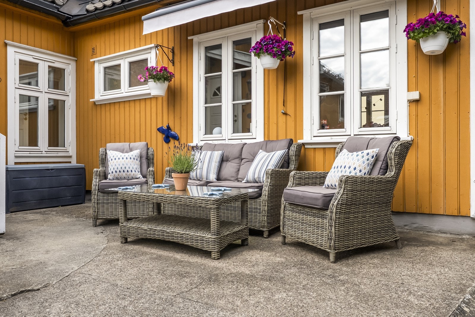 Felles bakgård med sittegrupperinger legger grunnlaget for både sosialt med naboer og egentid. Galleribilde