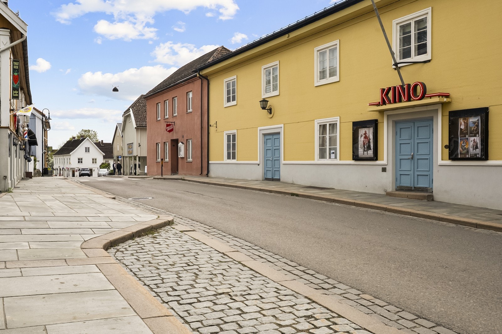 Drøbak kino ligger tvers over gaten for leiligheten - midt i det historiske sentrumsmiljøet. Galleribilde