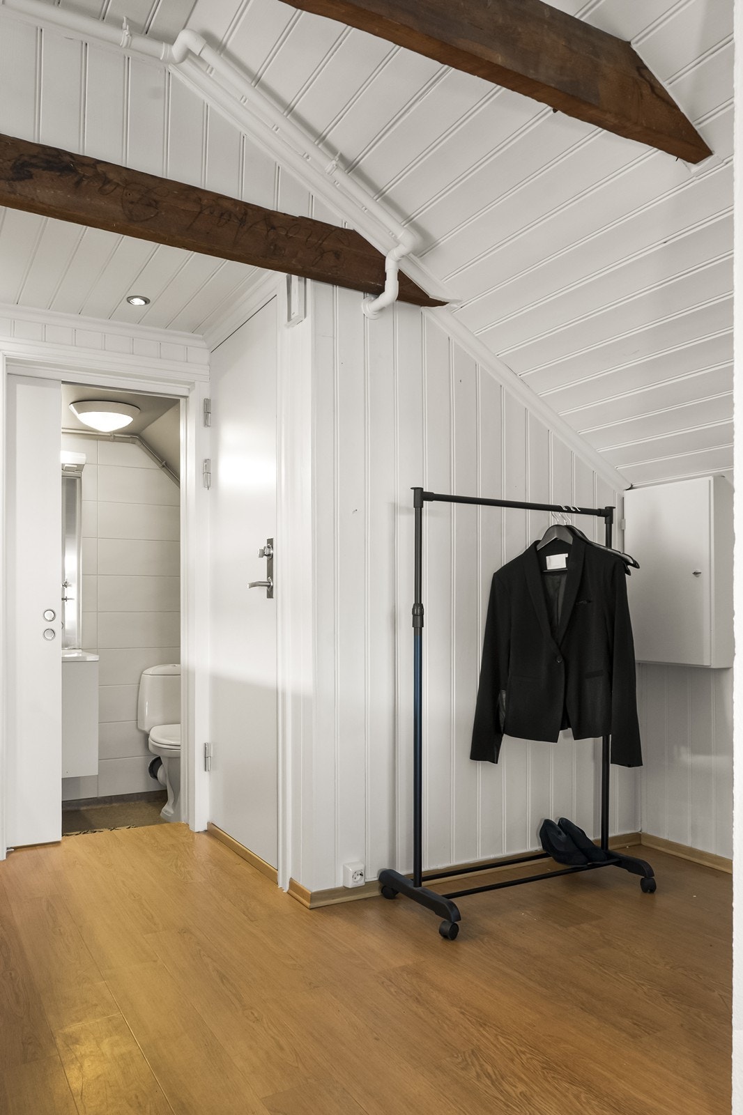 Ved entreen er det plass til garderobemøbel og skyvedør inn til bad, samt tilgang til kott. Galleribilde